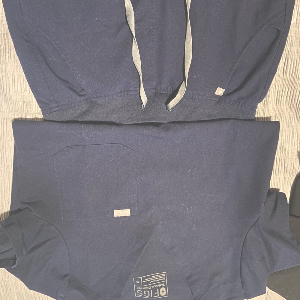 FIGS navy blue scrub top and bottom set, sizes XS, great condition, barely worn